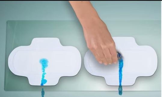 En typisk reklam för bindor – mensen är blå.